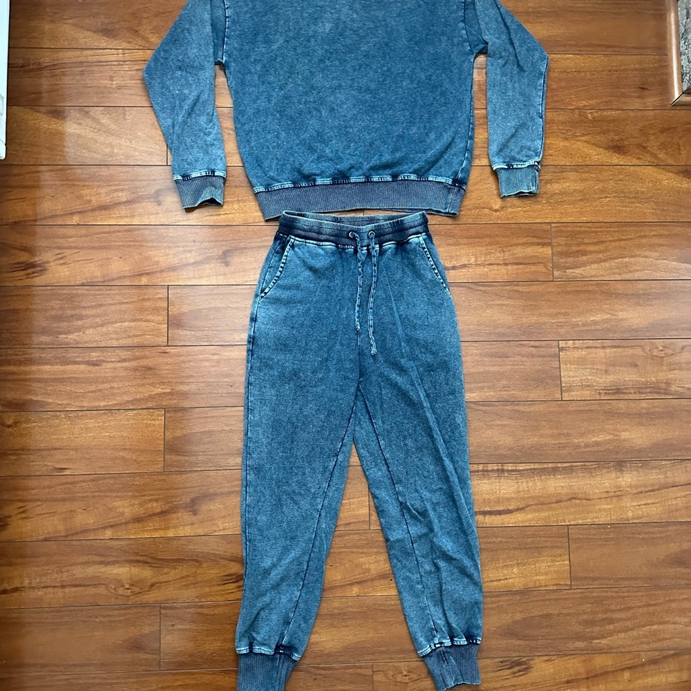 Le Lis Blue Sweatshirt & Jogger Set